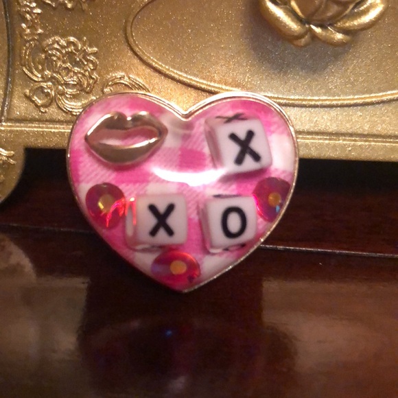 Betsey Johnson Heart ❤️ Shaped Ring with Lips 👄, Dice 🎲 and Rhinestones! - Picture 8 of 12